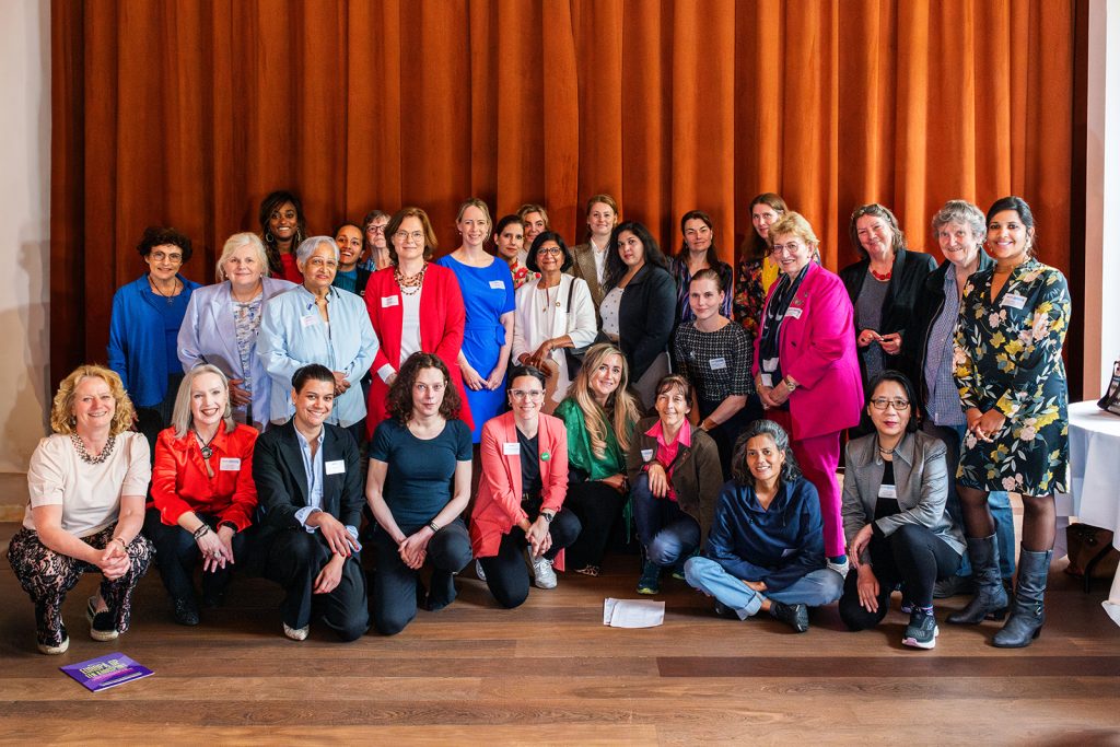 Groep vrouwen poseren voor een foto